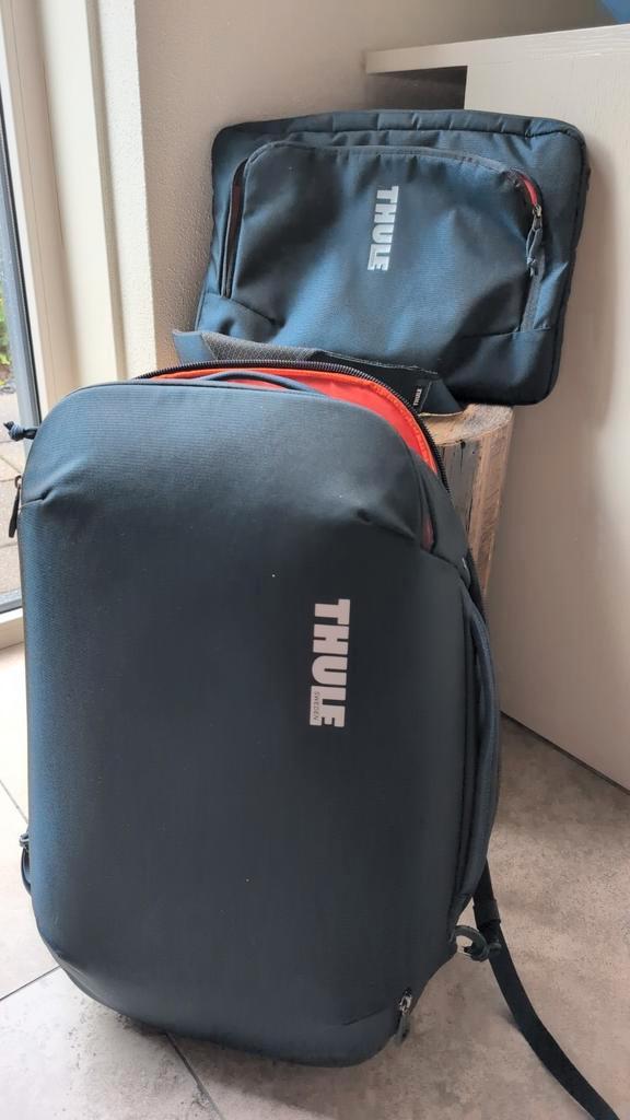 Blauwe Thule rugtas (40 liter) met bijbehorende laptoptas, Sieraden, Tassen en Uiterlijk, Tassen | Rugtassen, Zo goed als nieuw