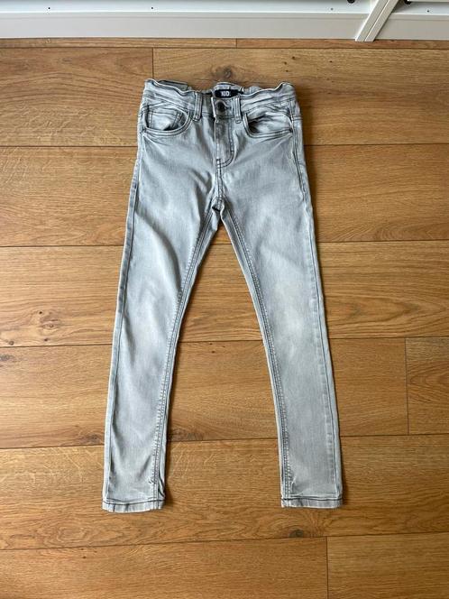 Europe kids mooie lichtgrijze skinny jeans maat 134, Kinderen en Baby's, Kinderkleding | Maat 134, Gebruikt, Jongen, Broek, Ophalen of Verzenden