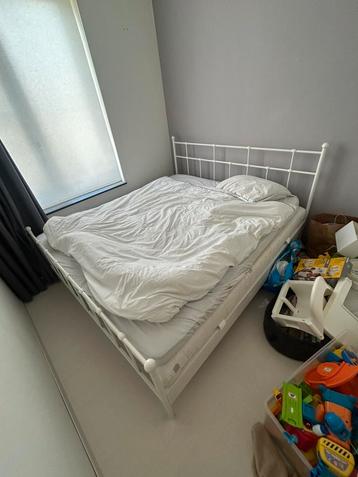 Gratis af te halen: Bedframe en lattenbodems. 