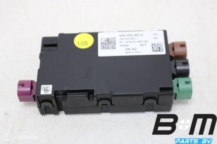 USB hub met spanningsomvormer VW Golf 7 5G0035953D, Auto diversen, Autoradio's, Gebruikt