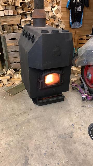 Grote Houtkachel voor Werkplaats beschikbaar voor biedingen