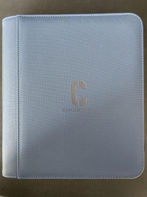 CardStacks Toploader Binder 2x2, Hobby en Vrije tijd, Verzamelkaartspellen | Pokémon, Zo goed als nieuw, Boek of Catalogus, Ophalen of Verzenden