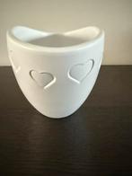 Ovale witte bloempot met hartjes., Ophalen of Verzenden, Zo goed als nieuw