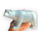 Lichtblauw porselein / aardewerk ijsbeer beeldje, Verzamelen, Beelden en Beeldjes, Ophalen of Verzenden, Dier, Zo goed als nieuw