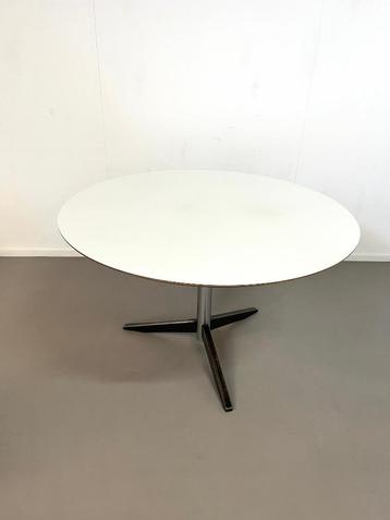 ronde eettafel TE06 van Martin Visser voor 't Spectrum 1961 beschikbaar voor biedingen