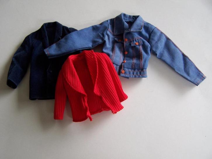 Oude Barbiepop jasjes, Verzamelen, Poppen, Gebruikt, Kleertjes, Ophalen of Verzenden
