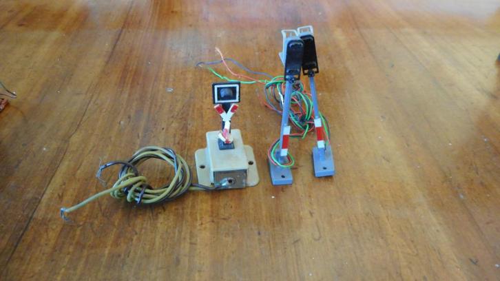 HO 2 stoplichten en overweg Andreas kruis voor Marklin/Roco, Hobby en Vrije tijd, Modeltreinen | H0, Gebruikt, Overige typen, Wisselstroom