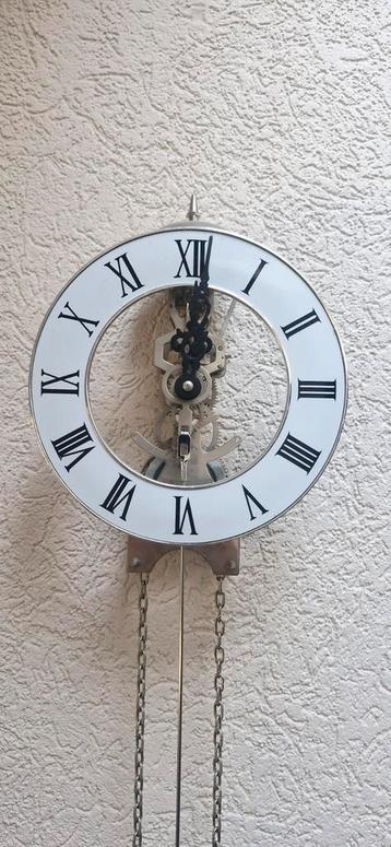 Wandklok met Slag op het Hele Uur beschikbaar voor biedingen