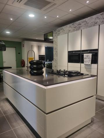 Alpin Wit hoogglans eiland keuken Nobilia beschikbaar voor biedingen