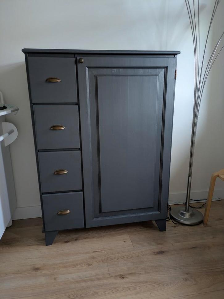 Leuk kastje, grijs geverfd, veel opbergruimte, Huis en Inrichting, Kasten | Overige, Gebruikt, Ophalen