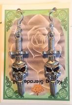 Skull met dolk Oorbellen rode ogen zilverkleurig  6cm, Marktplaats@koningsieraden.nl, Overige materialen, Hangers, Verzenden
