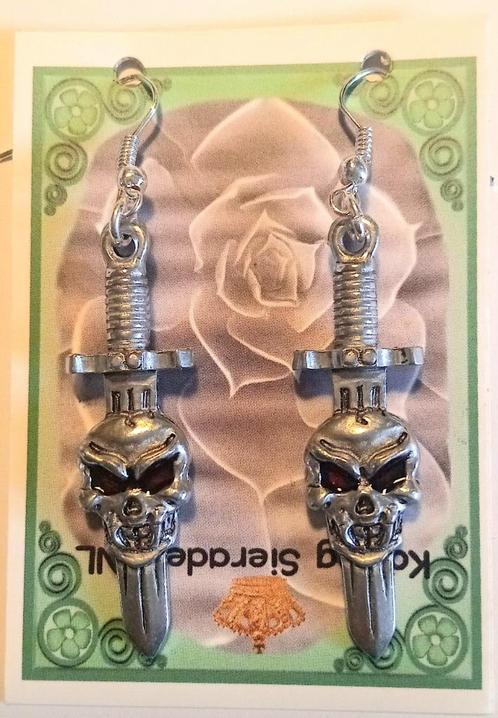 Skull met dolk Oorbellen rode ogen zilverkleurig  6cm, Sieraden, Tassen en Uiterlijk, Oorbellen, Nieuw, Hangers, Overige materialen