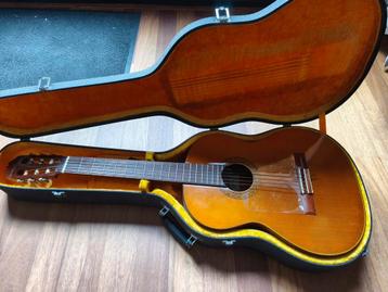 ARIA AC-10 klassieke gitaar met harde koffer beschikbaar voor biedingen