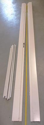 2 stijlen van binnendeurkozijn, hoogte 247 cm, wit, Gebruikt, Deurkozijn, Ophalen of Verzenden, Metaal