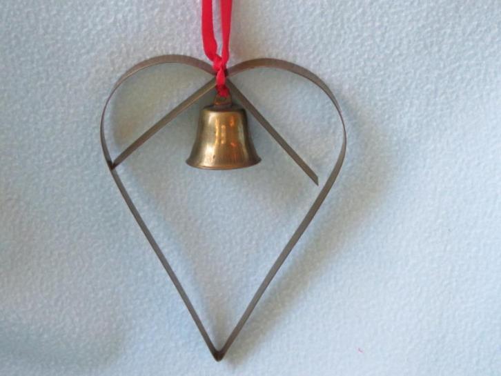 Vintage koperkleurig metalen hart met kerstklok uit Zweden, Diversen, Kerst, Zo goed als nieuw, Ophalen of Verzenden