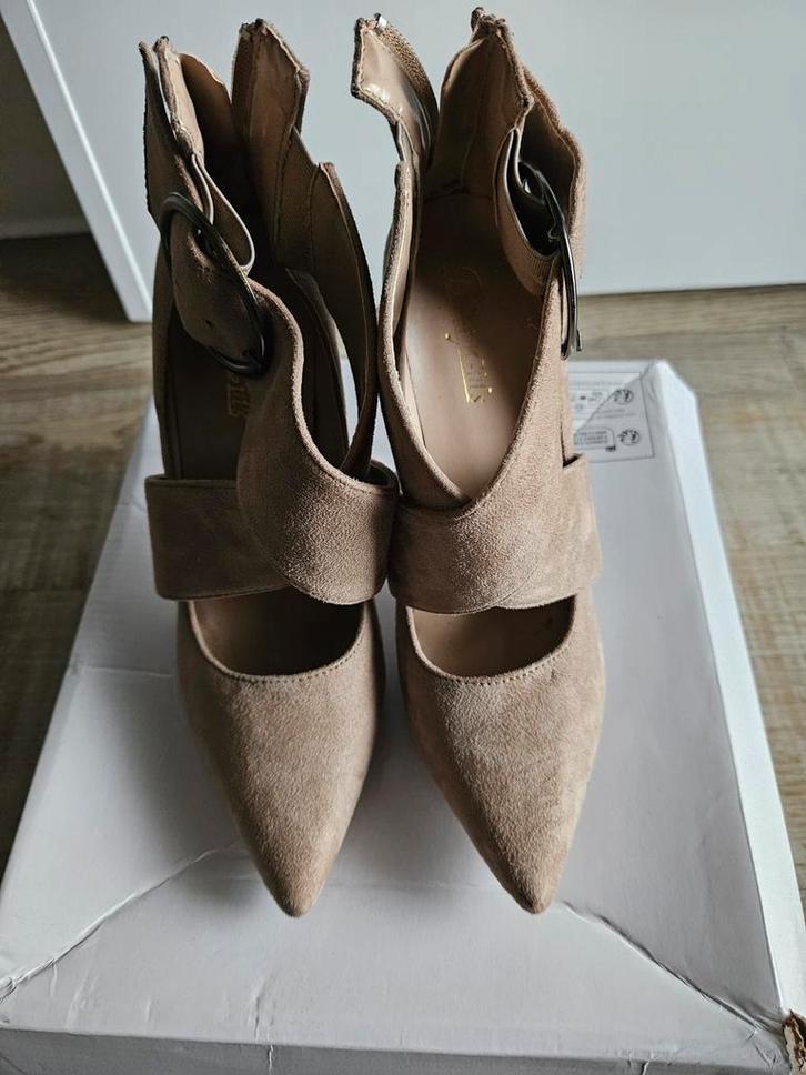 Hoge hakken pumps maat 37(high heels,stiletto's,naaldhakken), Kleding | Dames, Schoenen, Zo goed als nieuw, Pumps, Beige, Ophalen of Verzenden