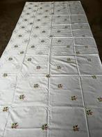 Damast tafellaken met handgeborduurde roze bordeaux bloemen, Ophalen of Verzenden, Zo goed als nieuw, Rechthoek, Binnen