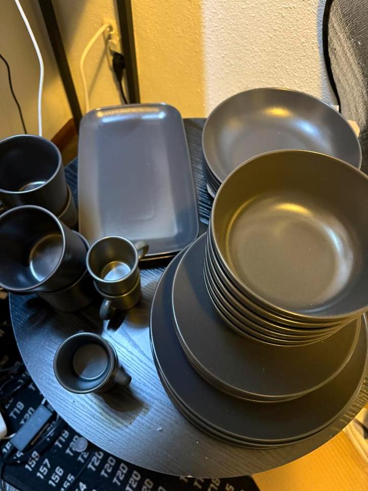 Zwart Servies set - 34 delig, Huis en Inrichting, Keuken | Servies, Zo goed als nieuw, Bord(en), Overige stijlen, Ophalen