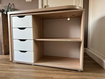 Bureau met lades en open vakken beschikbaar voor biedingen