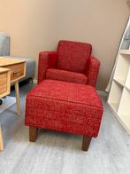 Rode fauteuil met bijpassende hocker op bruine pootjes, Huis en Inrichting, Banken | Sofa's en Chaises Longues, Ophalen, Hout