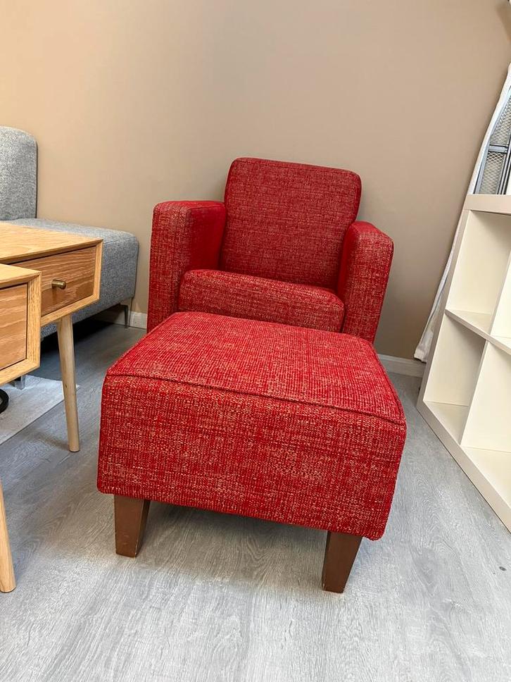 Rode fauteuil met bijpassende hocker op bruine pootjes, Huis en Inrichting, Banken | Sofa's en Chaises Longues, Gebruikt, Eenpersoons