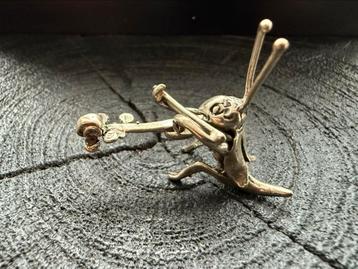 Zilveren miniatuur krekel met viool beschikbaar voor biedingen