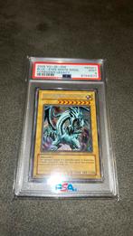 Blue-Eyes White Dragon - FL1-EN001 (PSA 9) mint, Nieuw, Foil, Losse kaart, Verzenden