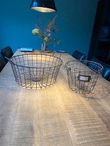 Set van 2 metalen draadmanden beschikbaar voor biedingen