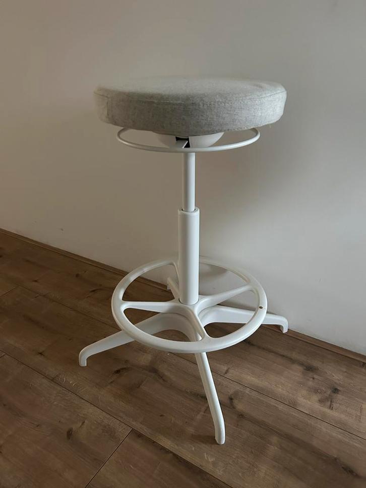 IKEA LIDKULLEN zit-/sta-kruk –  beige - Zo goed als nieuw, Huis en Inrichting, Bureaustoelen, Zo goed als nieuw, Bureaukruk, Beige