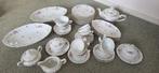 Te koop: porseleinen servies met bloemmotief en gouden rand, Antiek en Kunst, Ophalen