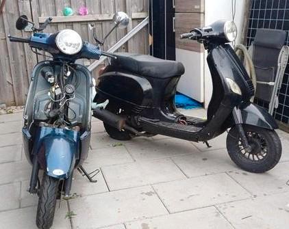 2x 50cc Scooters: AGM & RIYA - Opknappers!, Fietsen en Brommers, Scooters | Overige merken, Gebruikt, Maximaal 45 km/u, Benzine