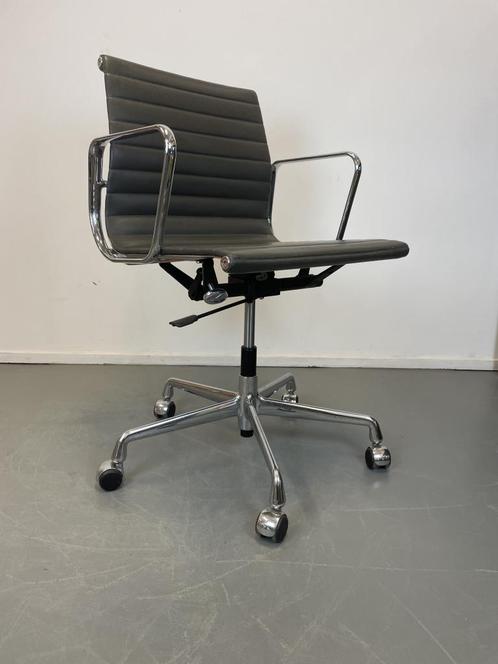 5 Vitra Eames Ea 117 bureaustoel Grijs Leer Chroom, Huis en Inrichting, Bureaustoelen, Zo goed als nieuw, Bureaustoel, Grijs, Ergonomisch