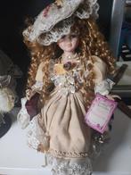 Vintage Porseleinen Pop op Houten Bankje met Certificaat, Verzamelen, Poppen, Ophalen, Zo goed als nieuw, Pop