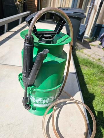 Tuinsproeier, ideaal voor beitsen houten hekjes met Rambo beschikbaar voor biedingen