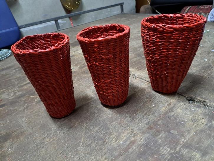 3 rode mandjes, Huis en Inrichting, Woonaccessoires | Schalen en Manden, Zo goed als nieuw, Mand, Rond, Riet, Ophalen of Verzenden