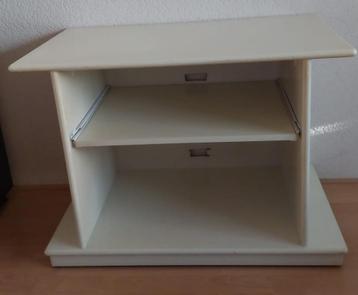 tv meubel met wielen beschikbaar voor biedingen