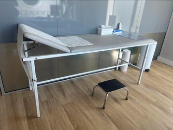 Behandelbank / onderzoekstafel te koop beschikbaar voor biedingen