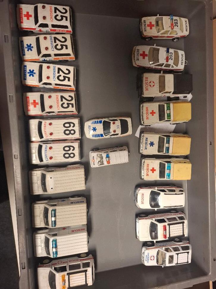 Partij Ambulances - Rescues, Hobby en Vrije tijd, Modelauto's | Overige schalen, Gebruikt, Auto, Ophalen of Verzenden