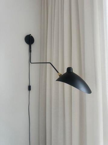 Zwart metaal wandlamp beschikbaar voor biedingen