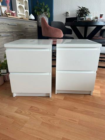 2 witte Malm nachtkastjes met glasplaten beschikbaar voor biedingen
