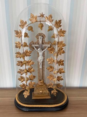 Zeer exclusieve antieke crucifix onder stolp beschikbaar voor biedingen