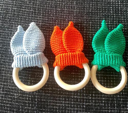 Houten bijtring met gehaakte konijnenoren, Kinderen en Baby's, Kraamcadeaus en Geboorteborden, Nieuw, Kraamcadeau, Ophalen of Verzenden