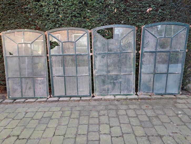 Vier zeer mooie oude gietijzeren stalramen., Doe-het-zelf en Verbouw, Glas en Ramen, Gebruikt, Gevelraam of Ruit, Minder dan 80 cm