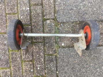 wielen massief banden met as beschikbaar voor biedingen