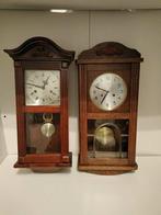 Twee antieke wandklokken, Ophalen