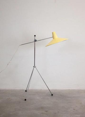 Vintage driepoot vloerlamp jaren 50/60  lamp . beschikbaar voor biedingen