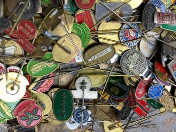 te koop harde metalen speldjes beschikbaar voor biedingen