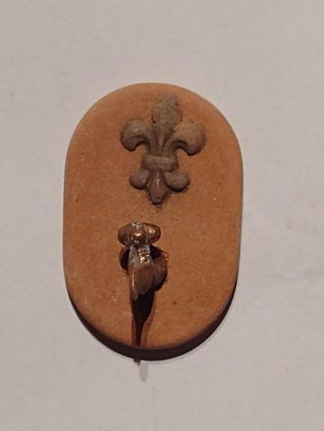 buitenkraan keramiek achterplaat met fleur de lys ornament beschikbaar voor biedingen