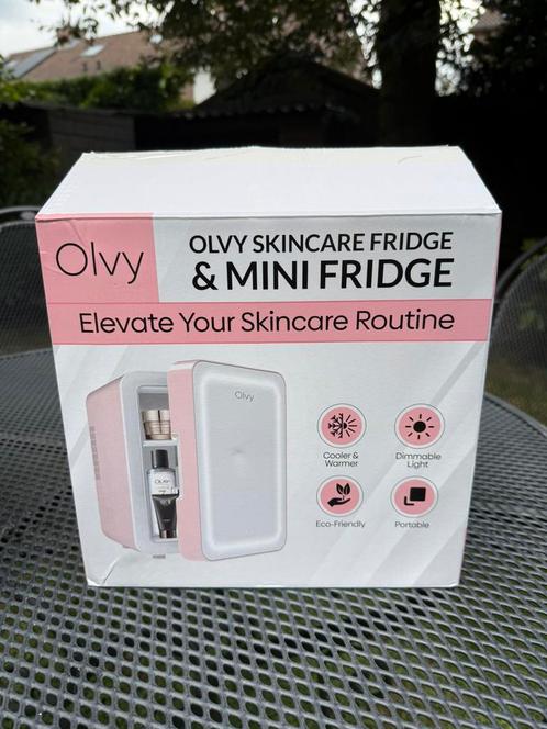 Olvy skin care fridge roze / zwart, Witgoed en Apparatuur, Koelkasten en IJskasten, Zo goed als nieuw, Zonder vriesvak, Minder dan 75 liter