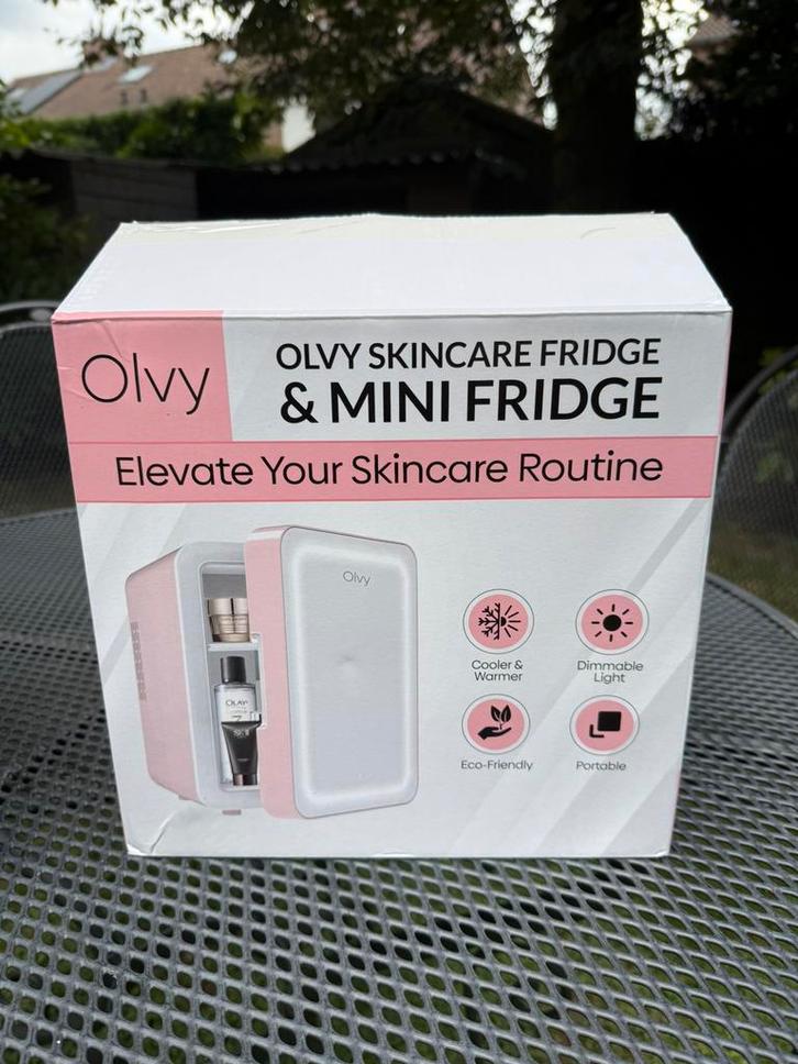 Olvy skin care fridge roze / zwart, Witgoed en Apparatuur, Koelkasten en IJskasten, Zo goed als nieuw, Zonder vriesvak, Minder dan 75 liter
